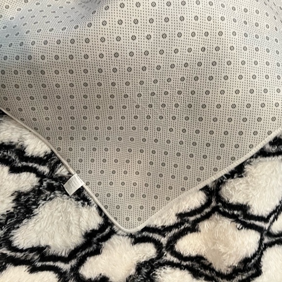 Area rug 6 ft black and white.. new item - Picture 9 of 12